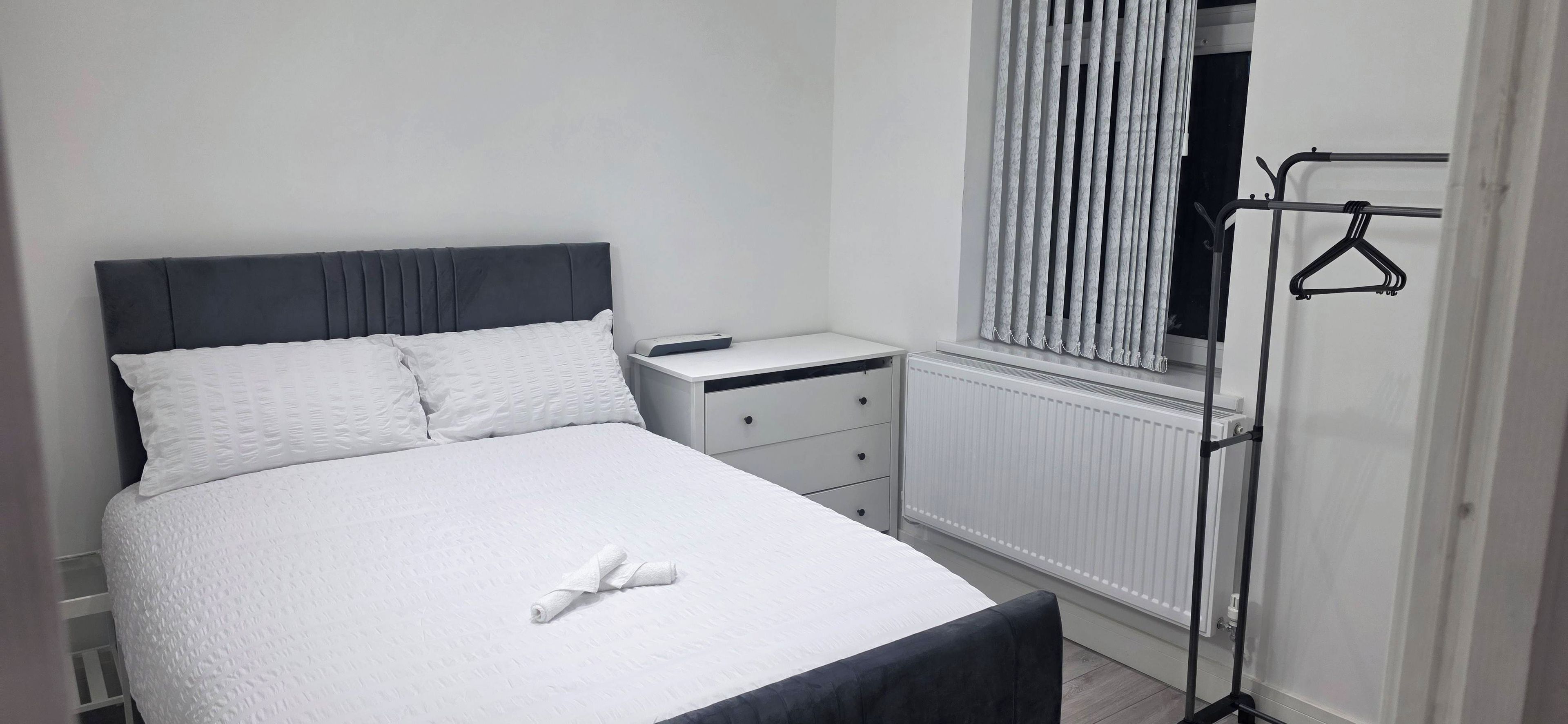 5 bedrooms, iron/ironing board, bed sheets