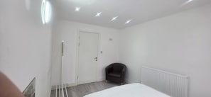 Unclassified image, 2 of 12, button - Central Cardiff, Near Tramshed and Principality Stadium. 5-bed House, Sleeps 13 w/ Parking & Garden (Cardiff)