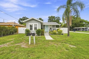 A single-story house with a front porch, a mailbox, and a small lawn. - 2 bed 2 bath Home Close to Downtown and Stadiums (Tampa)