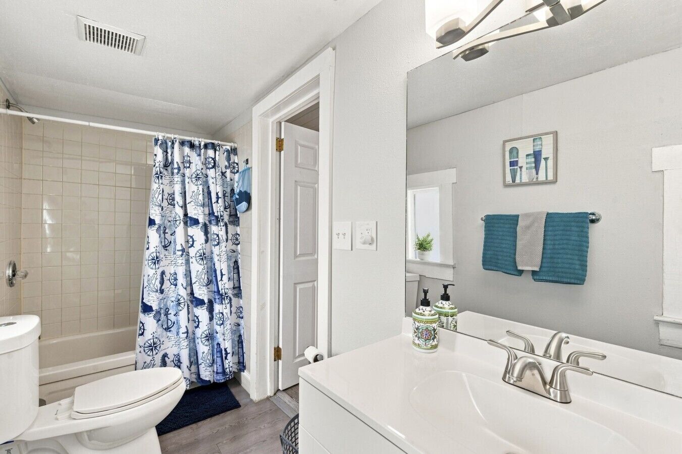 Une salle de bain comprenant des toilettes, un lavabo et un espace douche.