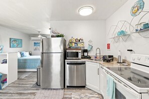 Una cucina moderna con elettrodomestici in acciaio inossidabile, un forno a microonde e una lavastoviglie.
