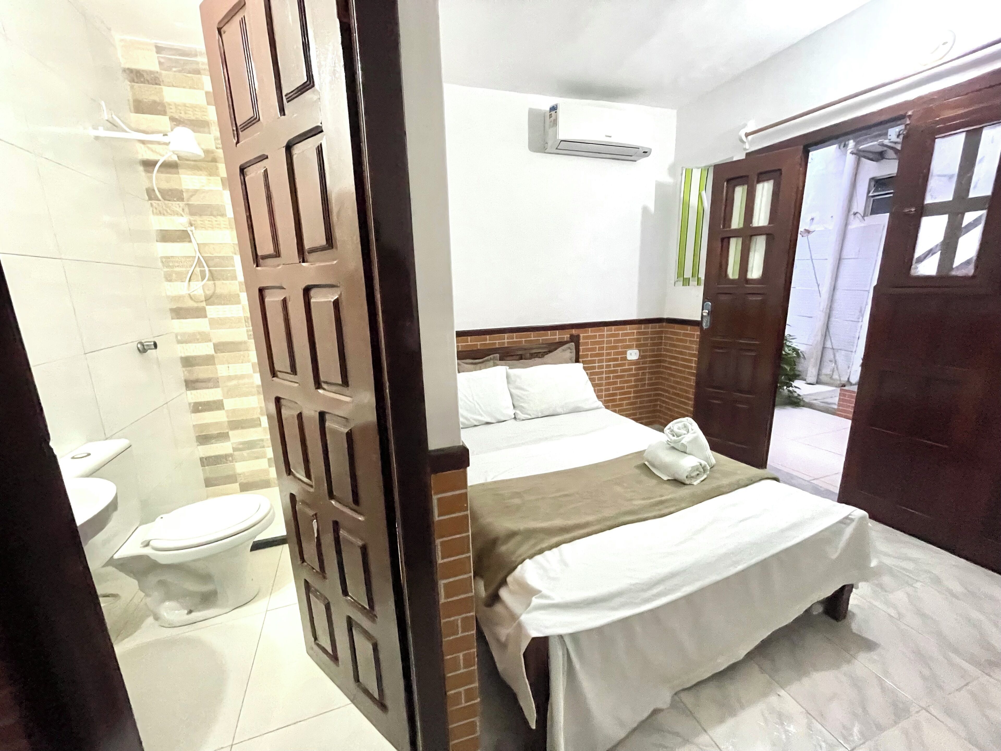 Habitación básica | Baño | Toallas y papel higiénico