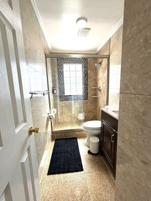 Bathroom - Stay Together, 2 Bed Room + bonus Studio (Woodbridge)