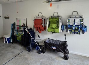 Een opslagruimte met verschillende bagagewagens en trolleys.