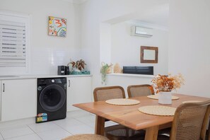 Dining - Fernleigh Escape Close to Cafs Trails and Beaches (Adamstown)