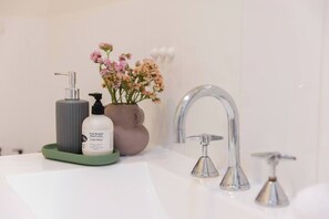 Bathroom - Fernleigh Escape Close to Cafs Trails and Beaches (Adamstown)