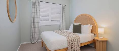 Desk, iron/ironing board, WiFi, bed sheets