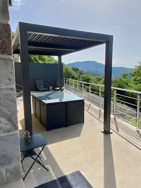 Outdoor spa tub - Apartment Le Cocoon, with Sandra and Philippe (Le Cheylard)