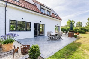 A modern house with a patio, a dining area, and a garden. - 3 bedroom accommodation in Sint Idesbald (Sint Idesbald)