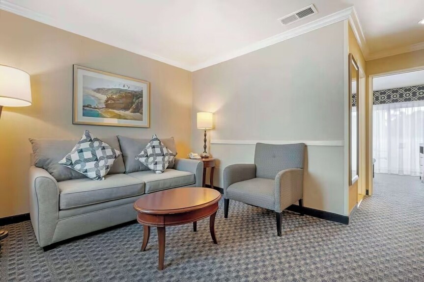 2-room King Suite W/ Balcony | Free Breakfast | 1.5 Mi To Lantern District Shops - Dana Point, CA