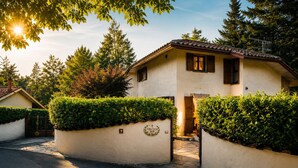 Un bâtiment à deux étages, avec un toit recouvert de tuiles, une entrée en pierre et une enseigne indiquant qu’il s’agit d’un établissement proposant l’hébergement et le petit-déjeuner.