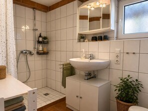 Bathroom - Vrbo Property (Wangerland)