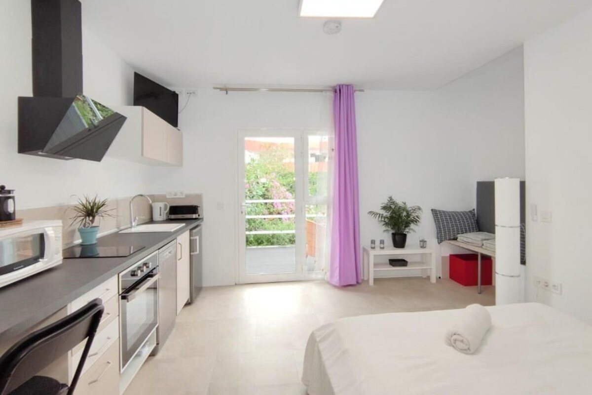 Studio, 1 Queen Bed, Mountain View, Beachfront