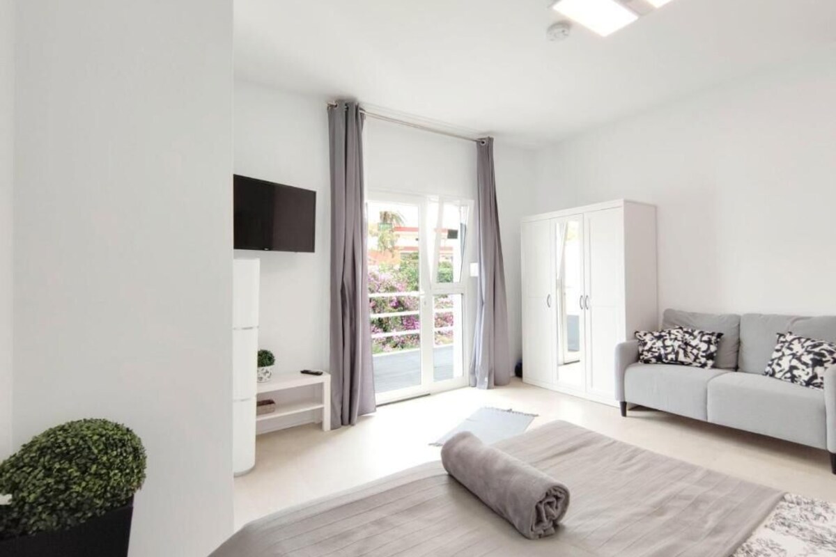 Studio, 1 Queen Bed, Kitchen, Garden View