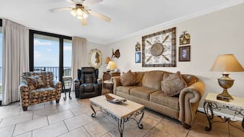 Appartement, 3 slaapkamers, uitzicht op het strand, aan het strand | Woonkamer