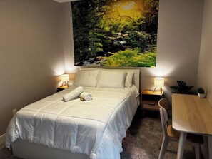 Ein Schlafzimmer mit einem Bett, Nachttischen, einem Schreibtisch und einem Stuhl.
