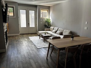 Un salon moderne avec un canapé, une table basse et une table à manger.
