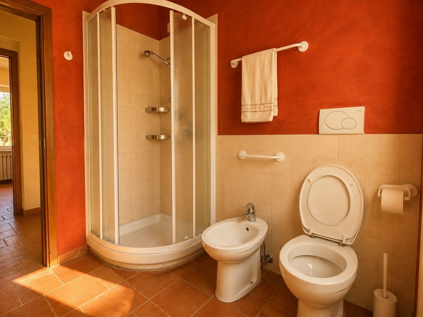 Ein Badezimmer mit Duschkabine, Bidet und Toilette.