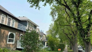 A residential street with houses, a sidewalk, and trees. - Elk - Private Bedroom near Downtown and 17th Av (Calgary)