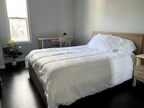 A bedroom with a bed, a desk, and a chair. - Eagle - Private Bedroom near Downtown and 17th Av (Calgary)