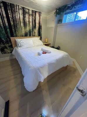 Escritorio, tabla de planchar con plancha, wifi y ropa de cama 