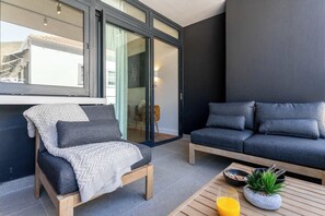 Ein modernes Wohnzimmer mit einer Couch, einem Sessel und einem Couchtisch.