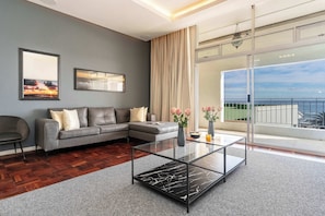 Living area - 5 min walk to Camps Bay beach, Views - Caprice Bay (Cape Town)