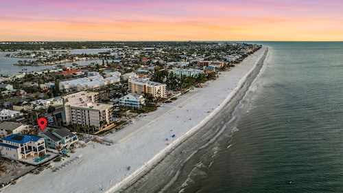 High-end Beach heaven, Sleeps 10, 3 private decks