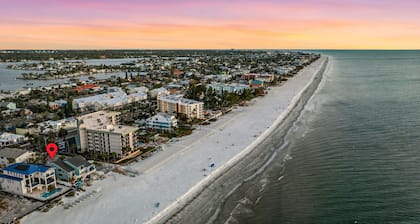 High-end Beach heaven, Sleeps 10, 3 private decks