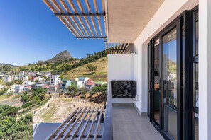 A balcony with a view of a hill and buildings. - 270 Views, Modern, Bo-Kaap -Table Mountain Majesty Apt (Cape Town)