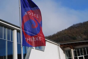 A flag with the text 'MOSEL THERME' on a building. - Spacious room, private retro bathroom spring water (Traben-Trarbach)