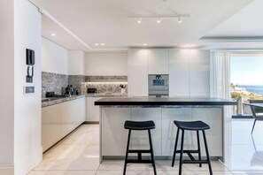 Private kitchen - Ocean View, Luxury Aurum Apt, Pool - Bantry Allure (Cape Town)