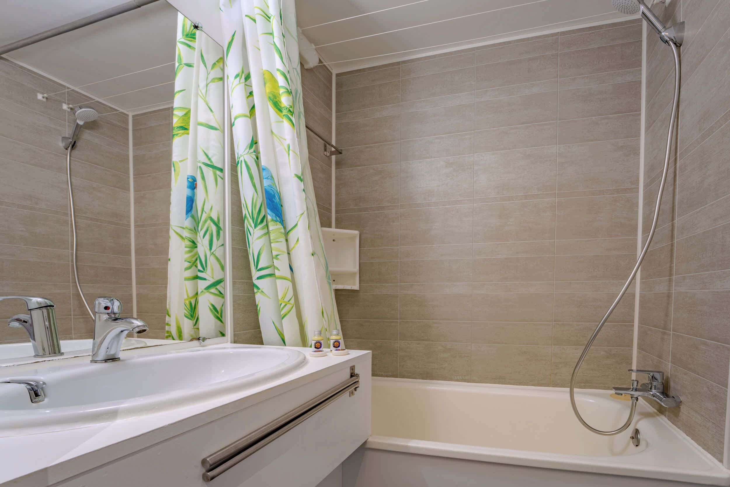Ein Badezimmer mit Badewanne, Dusche und Waschbecken.