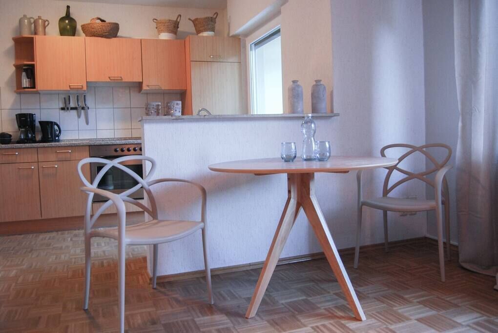 Wasserkocher mit Kaffee-/Teezubehör, Kühlschrank, Mikrowelle