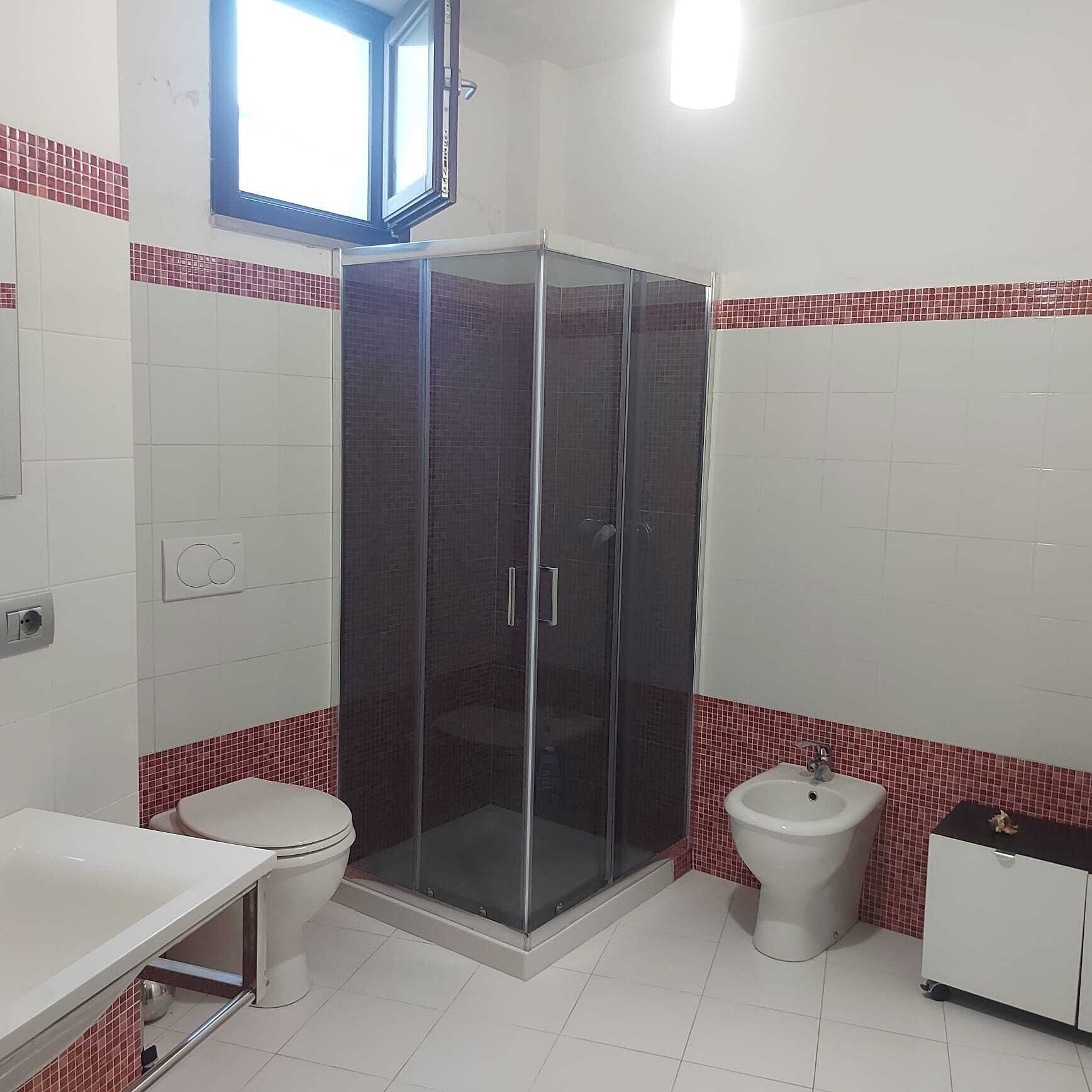 Dusche, Bidet, Handtücher, Seife