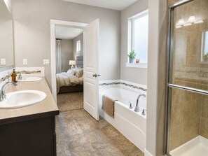 Unclassified image, 5 of 19, button - Spacious 4BR Retreat in Redmond / Fire pit Lounge / Mountain Views (Redmond)