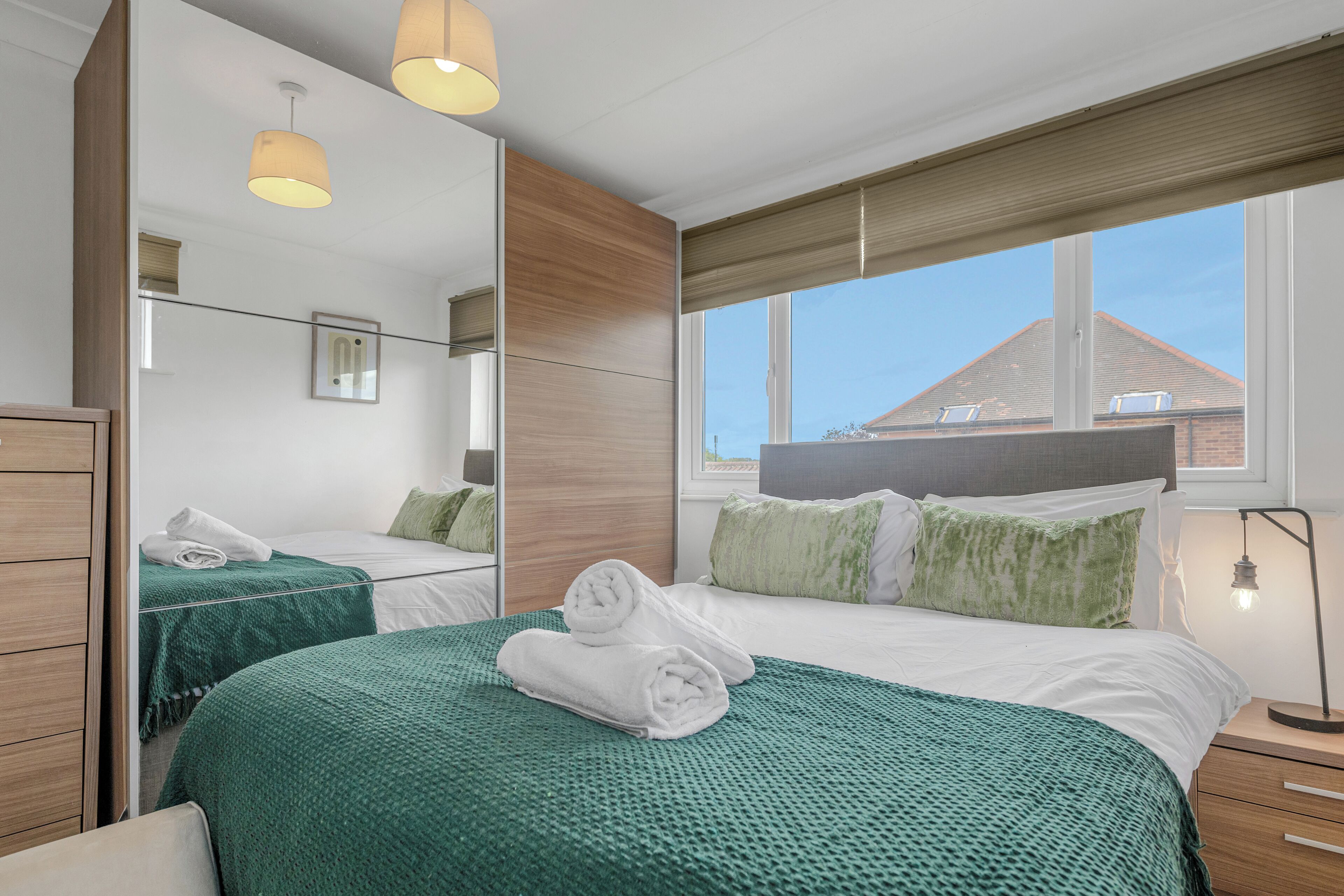 5 bedrooms, iron/ironing board, WiFi, bed sheets