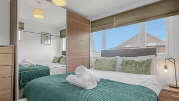 5 bedrooms, iron/ironing board, WiFi, bed sheets