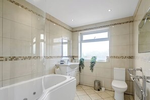 Bathroom - Entire 5BR Home in Nottingham (Nottingham)