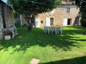 Outdoor dining - Authentic, renovated 3-bedroom house in the Périgord region (Plaisance)