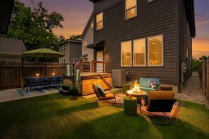 A backyard with a fire pit, outdoor furniture, and a covered patio area. - 5 min to Lucas Oil-3 hole mini putt course-Hottub (Indianapolis)