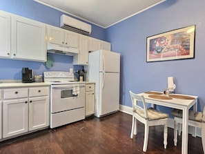 Private kitchen - Madison-2, Discovery Flat; History Rich 1 Bd/1BA (Montgomery)