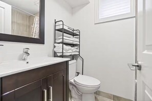 Douche, sèche-cheveux, serviettes fournies, savon
