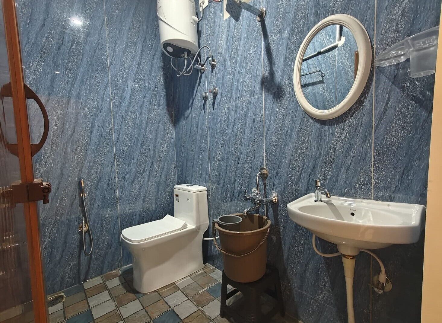 Een douche, gratis toiletartikelen, handdoeken