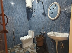 Douche, articles de toilette gratuits, serviettes fournies