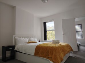 Room - Modern 3‑Bed Home Near Dudley Zoo, Black Country Museum & Russell Hall Hospital (Dudley)