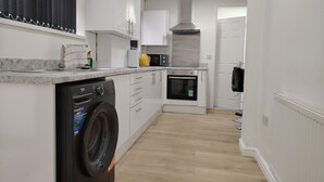 Private kitchen - Modern 3‑Bed Home Near Dudley Zoo, Black Country Museum & Russell Hall Hospital (Dudley)