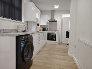 Private kitchen - Modern 3‑Bed Home Near Dudley Zoo, Black Country Museum & Russell Hall Hospital (Dudley)
