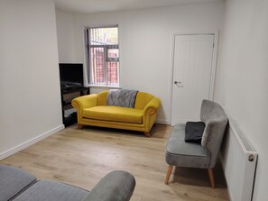 Living area - Modern 3‑Bed Home Near Dudley Zoo, Black Country Museum & Russell Hall Hospital (Dudley)