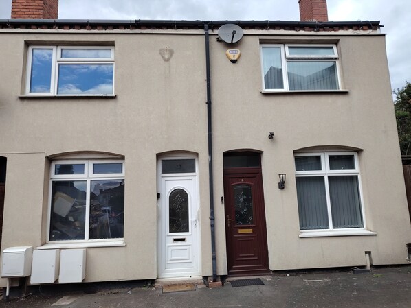 Exterior detail - Modern 3‑Bed Home Near Dudley Zoo, Black Country Museum & Russell Hall Hospital (Dudley)